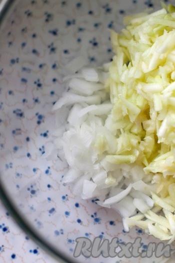 Кабачки очистить и натереть на крупной терке. Репчатый лук измельчить и добавить в миску к кабачкам.

