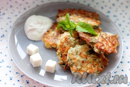 Латкес из кабачка с козьим сыром