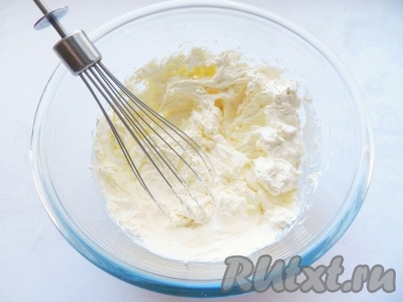 Взбить холодные сливки миксером в пышную пену.