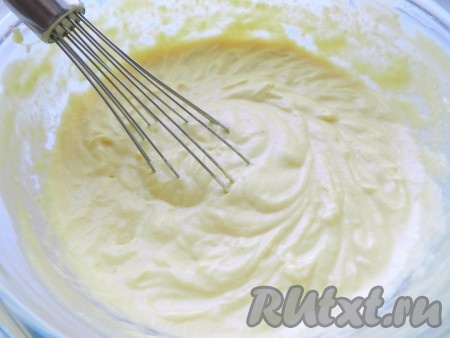 Получившуюся смесь переложить в подходящую ёмкость, накрыть плотно крышкой (или пищевой плёнкой) и поставить в морозилку до полного застывания. В процессе замораживания перемешать мороженое 1-2 раза. Если замораживаете в порционных формочках, можно не перемешивать, в них мороженое замёрзнет быстрее.