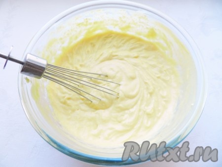 Соединить сливки и яично-молочную смесь, аккуратно перемешать до однородности венчиком (можно взбить миксером, но нужно постараться не перебить сливки).