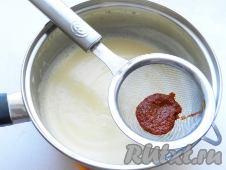 Шафран процедить через сито, добавить в яично-молочную смесь.