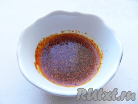 Шафран залить 1 столовой ложкой кипятка и оставить на некоторое время.