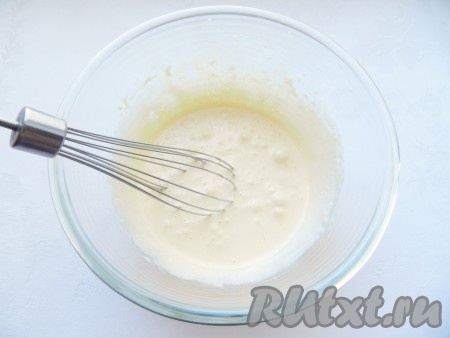 Взбить желтки с сахарной пудрой и ванильным сахаром в пышную пену.