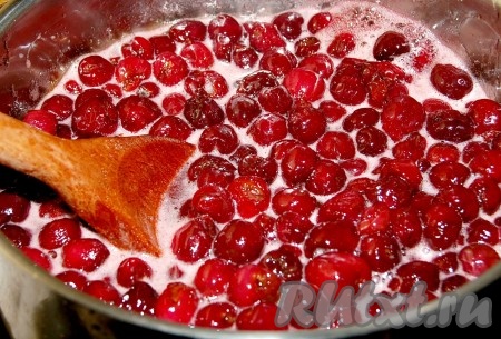 Когда начнёт образовываться пенка, уменьшить огонь до минимума.