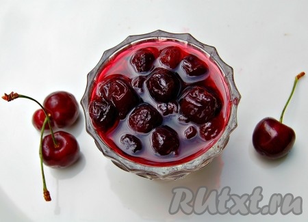 Вкуснейшее, ароматное, яркое варенье, приготовленное из красной черешни без косточек, съедается в нашей семье одним из первых. Оно изумительно сочетается и с чаем, и с кофе.