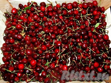 Промыть тщательно черешнюю, несколько раз меняя воду и удаляя веточки и листья.