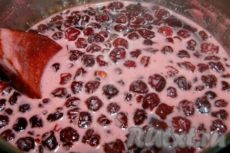 По прошествии 30 минут пенка начнёт собираться в центре, значит варенье из черешни готово.