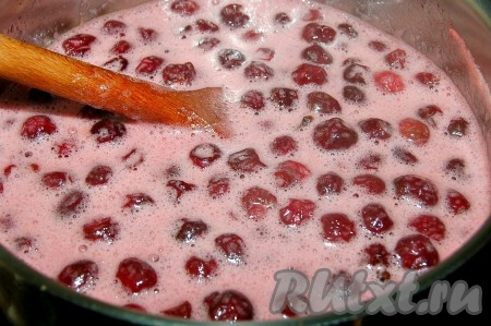 Варить варенье из красной черешни на минимальном огне 30 минут, периодически помешивая.