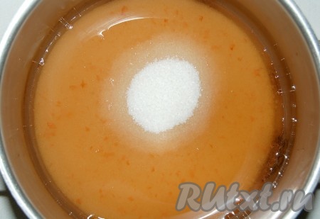 В кастрюлю, в которой будете готовить варенье, налить 200 миллилитров воды, всыпать оставшийся сахар, поставить на огонь, довести до кипения, а затем варить, помешивая, минуты 2 (до полного растворения сахара).