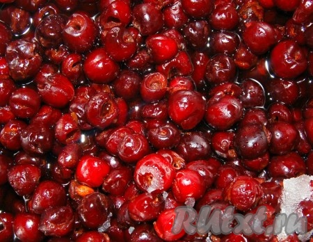 Вытащить из черешни косточки (я удаляю косточки с помощью специального приспособления), но можно это сделать любым удобным для вас способом. Взвесить ягоды без косточек, нам для варенья потребуется 1 килограмм черешни без косточек. Затем на время, пока варится сироп, отставить ягоды в сторон, присыпав их 100-200 граммами сахара.