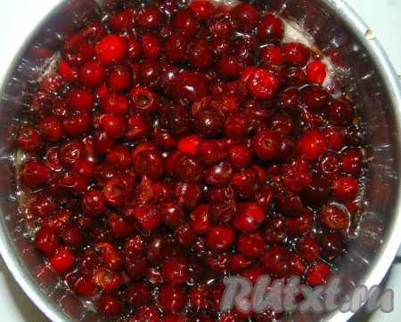 В получившийся горячий сироп высыпать красную черешню, добавить корицу, аккуратно перемешать.