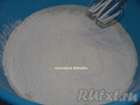 Добавить оставшееся молоко, соль, муку, ванильный сахар, опару и хорошенько все вымесить до однородного состояния.
