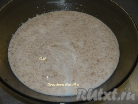 Для начала сделать опару - смешать половину молока, воду, 2 столовые ложки сахара и дрожжи. Оставить на 10-15 минут.
