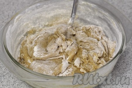 Постепенно в теплую массу начинаем добавлять муку, насыпаем специи. Здесь важный момент, чем больше муки, тем тверже потом пряники. Точное количество муки указать сложно, это может зависеть от ее влажности, плотности, размера яиц и т.п. факторов. Поэтому ориентируемся на консистенцию теста, оно должно оставаться слегка липким.