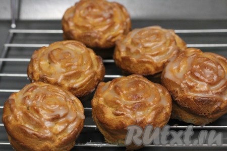 Смажем готовые пряники глазурью, она придаст им блеск и защитит от высыхания.
