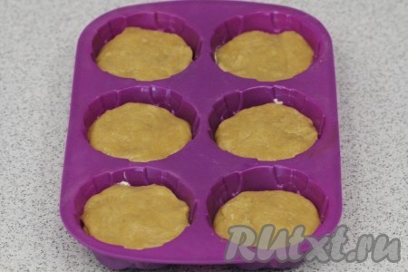 Руки протерла растительным маслом, чтобы тесто не липло, форму - сливочным. Кусочки теста распределила по формам и поставила выпекать в разогретую до 220 градусов духовку.
