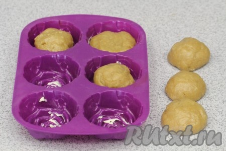 Дальше можно скатать маленькие шарики и выложить их на смазанный  противень, я решила попробовать сделать пряники в формочках. 