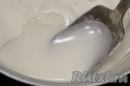 Приготовим глазурь: для этого смешаем половину стакана сахарной пудры и 2 столовые ложки воды.
