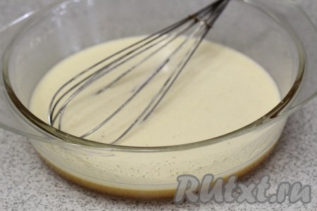 Минут через 10, когда масса потемнеет, снимем ее с плиты.