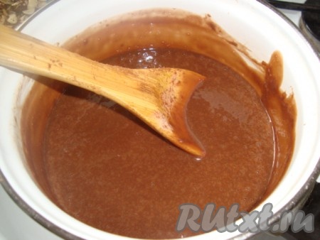 200 грамм сливок довести до кипения, растопить в них 200 грамм шоколада, предварительно раскрошенного.
