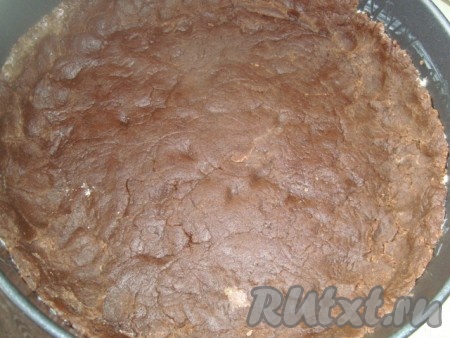 Фундук мелко порубить и обжарить на сухой сковороде. 1/3 орехов оставить для украшения. Смешать ингредиенты начинки (пунктов 1, 2 и 3). Достать тесто из холодильника и раскатать его скалкой. Затем выложить тесто в форму. Края формы должны быть выше теста, так как начинка потом поднимется.