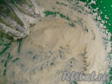 Приготовим тесто для шоколадного пирога. Взбить миксером 125 грамм сливочного масла и 85 грамм сахара, затем добавить 1 яйцо, перемешать.