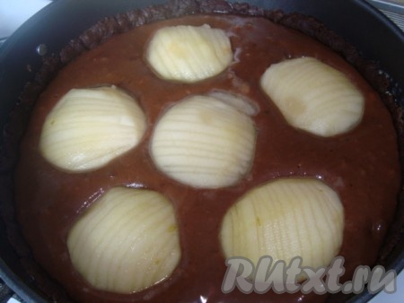 На тесто вылить начинку, затем выложить очищенные от кожуры и порезанные на части груши. Груши можно резать по-разному, но я предпочитаю крупно, чтобы в начинке пирога они были единым целым. Во время выпечки начинка поднимется и образует корочку.
