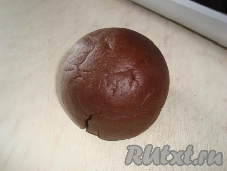 В 225 грамм муки добавить 25 грамм какао и щепотку соли. Смешать ингредиенты (пунктов 1 и 2), вымесить тесто, скатать его в шарик и убрать, накрыв пищевой пленкой, в холодильник на 30 минут.