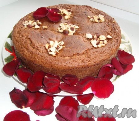 Выпекать шоколадный пирог в духовке при температуре 180 градусов 25-30 минут (я на практике выпекаю при температуре 170 градусов минут 40-45, видимо все зависит от духовки). Готовность можно проверить зубочисткой, проткнув пирог, она должна оставаться сухой. Готовый пирог украсить орешками.
