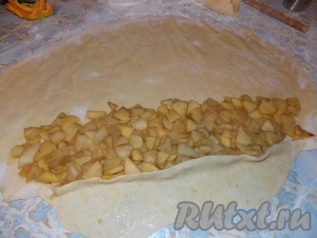 Тесто смазать чуть-чуть растопленным сливочным маслом и медом, затем выложить на него обжаренные яблоки и завернуть в рулет.
