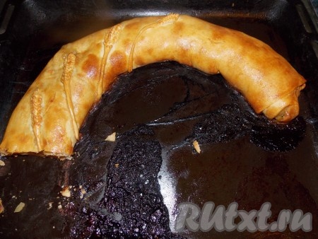 Поставить штрудель с яблоками в духовку минут на 30 при температуре 200 градусов. Ну или до готовности, смотря как у вас работает духовка. Штрудель получился очень вкусным.
