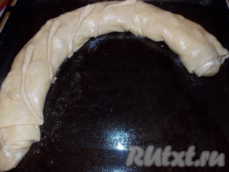 Вот такой у меня получился рулетик, почти полный противень. Я украсила его немного колосками из теста.
