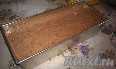Форму для выпечки объёмом не менее 1,5 литров смажьте растительным маслом и выложите подготовленную печёночную массу.