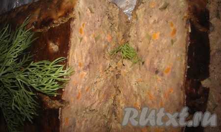 Готовое куриное суфле выньте из духовки, но сразу не вытаскивайте из формы, дайте ему остыть до тёплого состояния и осторожно переложите на блюдо. Посмотрите какой разрез у этого суфле, а какое оно нежное на вкус - пальчики оближешь!