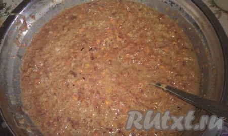 Печень, морковь, лук и огурцы пропустите через мясорубку, получится печёночная смесь. Огурцы добавлять необязательно - это уже на ваш выбор.