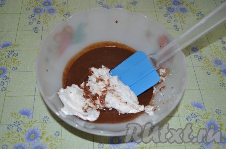 Смешиваем, постепенно добавляя, белки с шоколадной массой, аккуратно перемешивая лопаткой снизу вверх.