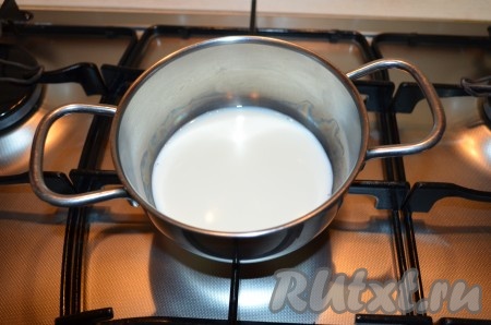 Доводим молоко до кипения и снимаем с огня.
