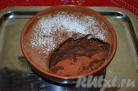 Готовое шоколадное суфле имеет корочку и немножко колышется. Посыпаем сахарной пудрой и сразу же (в горячем виде) подаём к столу. Десерт получается изумительно вкусным, нежнейшим, просто тающим во рту!