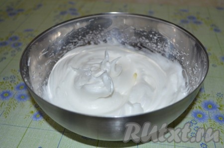 В это время взбиваем белки миксером  с щепоткой соли, когда масса будет нежно-белой, добавляем сахарную пудру и взбиваем до устойчивых пиков. Основной секрет в приготовлении шоколадного суфле - хорошо взбитые белки и прогретая духовка, которую ни в коем случае нельзя открывать до готовности десерта.