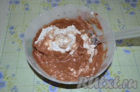 Смешиваем, постепенно добавляя, белки с шоколадной массой, аккуратно перемешивая лопаткой снизу вверх.