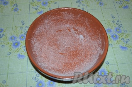 Керамическую форму для суфле смазываем маслом и обсыпаем сахаром. Из-за поздней ночи я не стал искать маленькие формочки, а приготовил в большой, для которой нужна была бы двойная порция ингредиентов. Вам я рекомендую использовать небольшие формочки, плотно обернув их пергаментной бумагой высотой в 1,5-2 раза выше самой формы и зафиксировав их скрепкой или ниткой. В таком случае суфле не вылезет, когда будет подниматься.