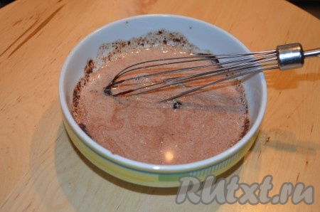 Смешиваем с молоком предварительно растопленный или измельчённый шоколад. Размешиваем, пока шоколад полностью не растает. Вводим желток и быстро перемешиваем, чтобы он не свернулся. Добавляем крахмал и тщательно перемешиваем массу. Оставляем шоколадную массу остывать при комнатной температуре.
