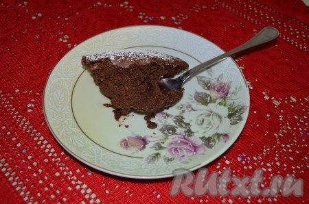 Готовое шоколадное суфле имеет корочку и немножко колышется. Посыпаем сахарной пудрой и сразу же (в горячем виде) подаём к столу. Десерт получается изумительно вкусным, нежнейшим, просто тающим во рту!