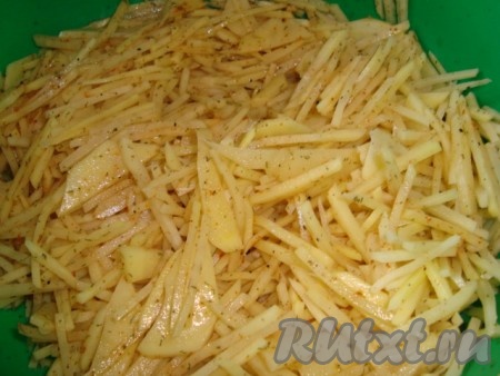 Картофель, перец и ветчину режем тоненькими брусками. Я режу брусками, а не пластинками для того, чтобы тесту легче было проникать в начинку.
