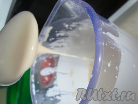 Приготовим тесто как на блины, для этого перемешиваем все ингредиенты для теста, я перемешивала венчиком. Тесто должно получиться жидким.
