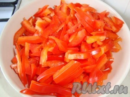 Перец режем тоненькими брусками.