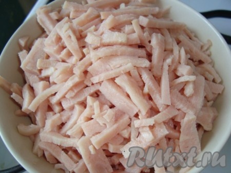 Ветчину режем тоненькими брусками.