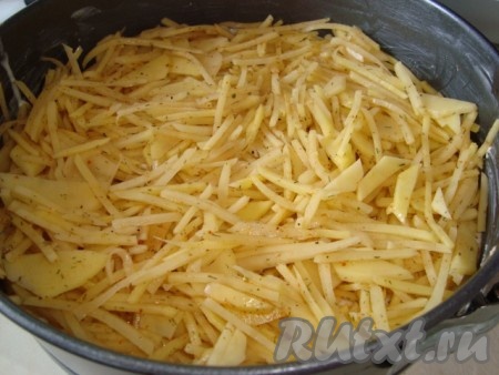 Выкладываем слоями на тесто картофель, ветчину, перец.
