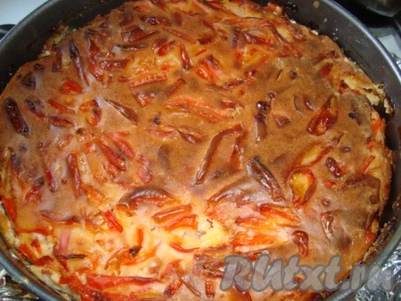 Добавляем остальное тесто, даём немного постоять, чтобы тесто проникло внутрь пирога. Выпекаем пирог на блинном тесте с картофелем, ветчиной и сладким перцем в духовке при температуре 180 градусов около 1 часа.
